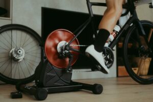 ¿Ciclismo indoor tras operación de menisco? Beneficios, tiempos de vuelta y errores que retrasan la recuperación