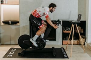 Cómo ajustar una bicicleta indoor y evitar molestias
